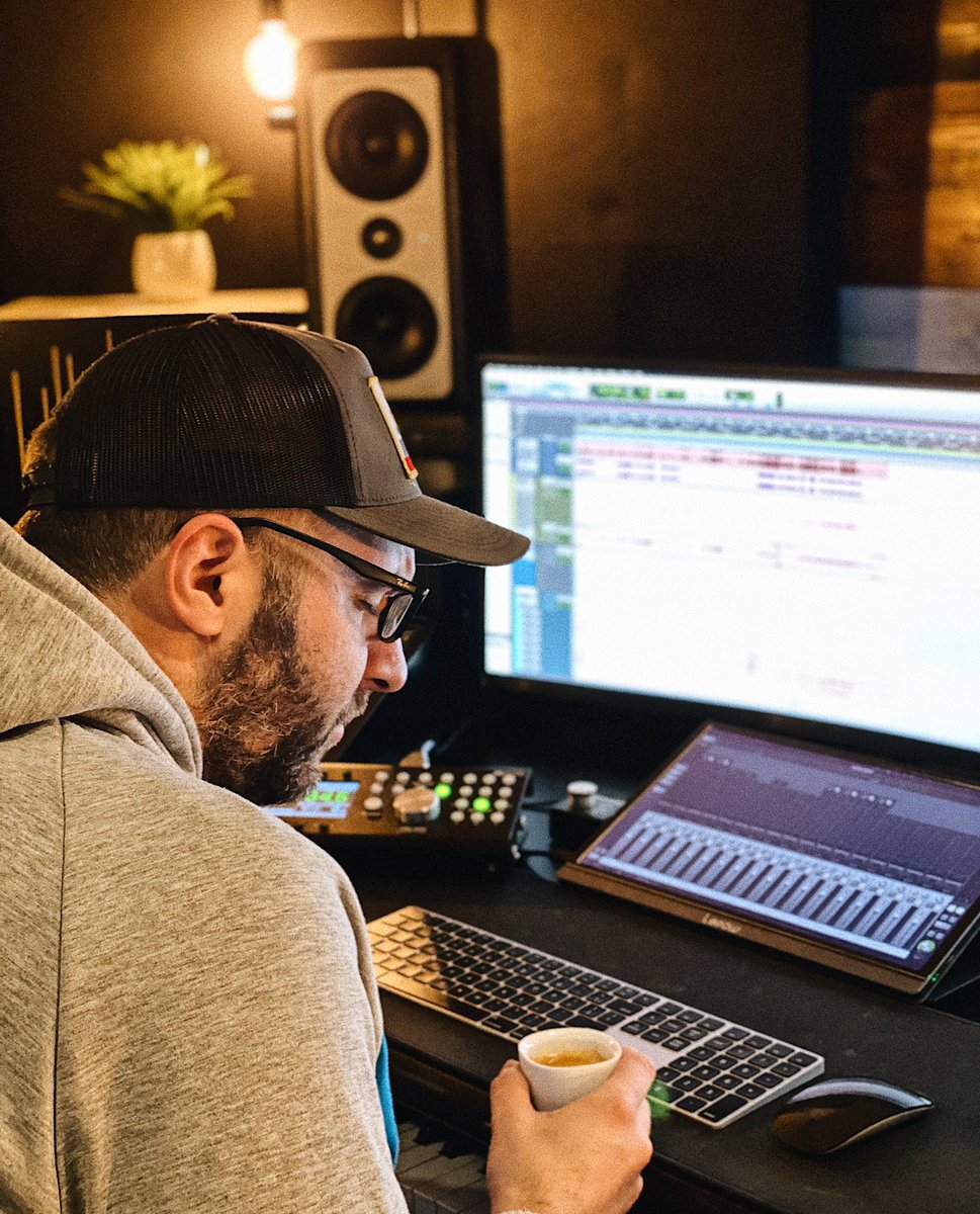 justinrizzmusic's tweet photo. The editing of thousands of vocal tracks has begun. ☕️
#MakingARecord
#MakingAFilm
#FromPatmos
#Theater
#Musicals
📷 @GergisFady https://t.co/GrBHyf5juF