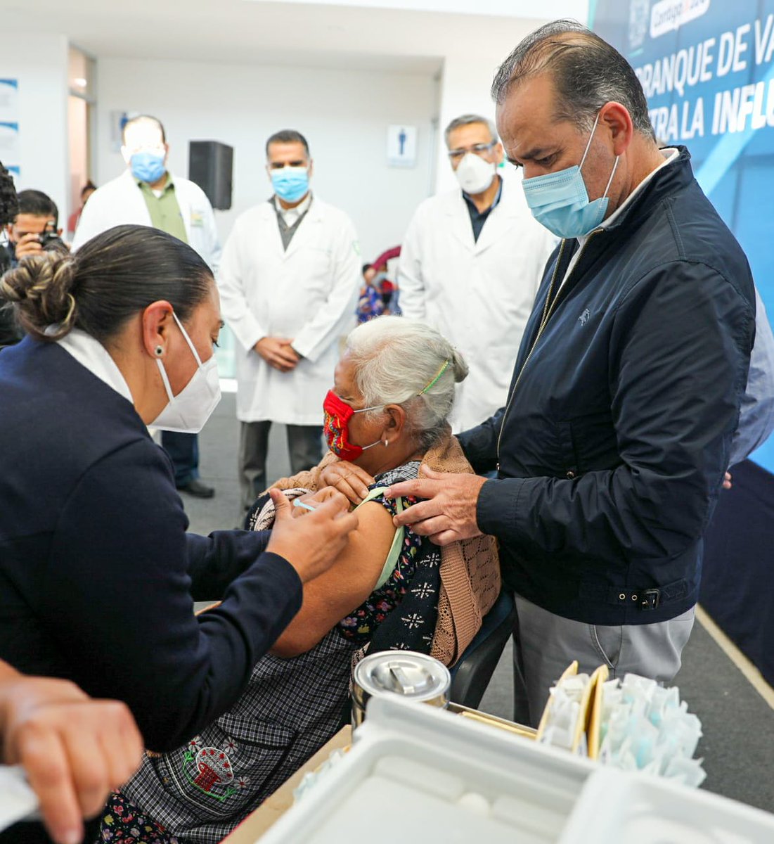 De manera simultánea arrancamos la campaña de vacunación contra la influenza en 84 centros de salud en #Aguascalientes. Esta mañana acompañé a los abuelitos y niños de la comunidad de Jarillas en Asientos, donde todo avanza con normalidad.
#ContigoAl100