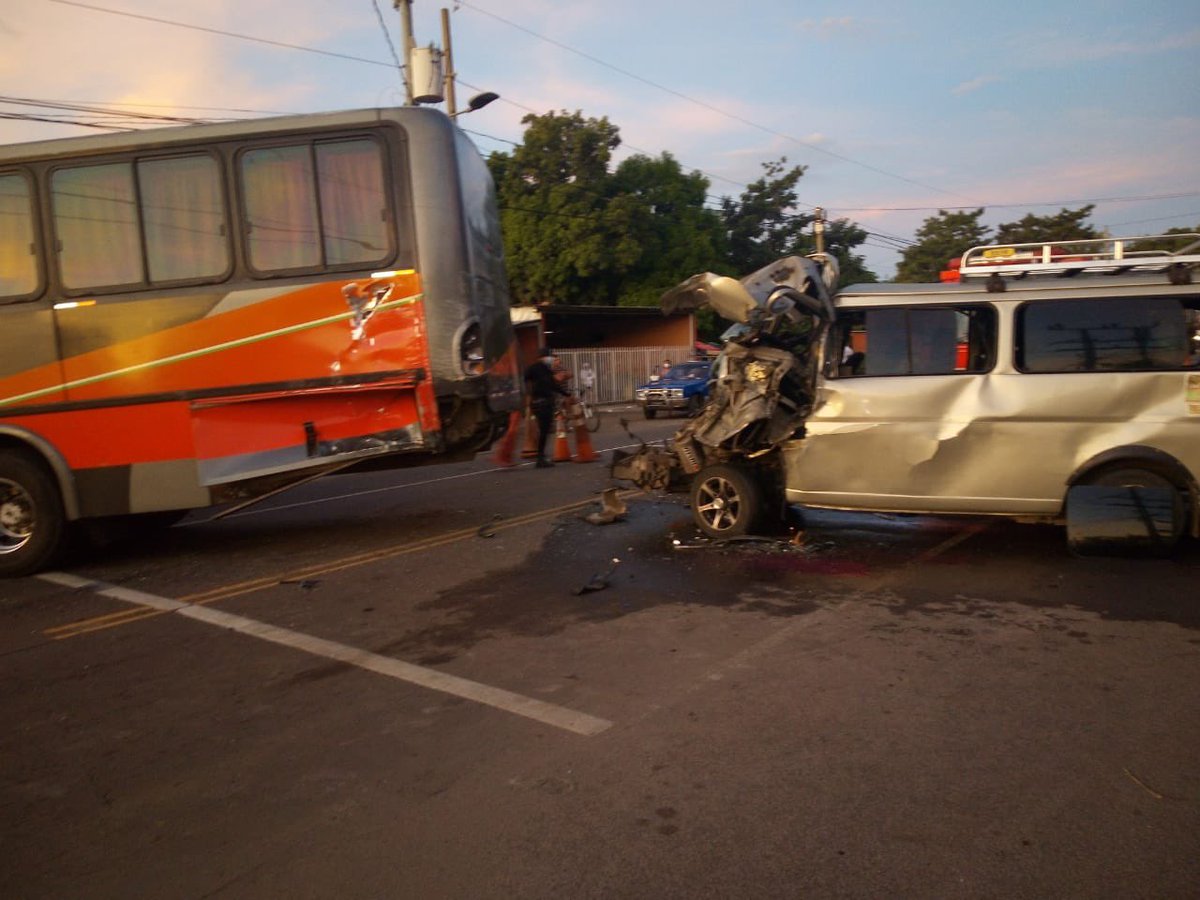 DCR925's tweet photo. #Nacionales | El Cuerpo de @BomberosSV intervino con equipo hidráulico para rescatar a un conductor atrapado en el interior de un microbús accidentado en carretera Litoral, a la altura del municipio El Tránsito, San Miguel. Esta persona fue trasladada a un centro asistencial https://t.co/faeUDDo5lN
