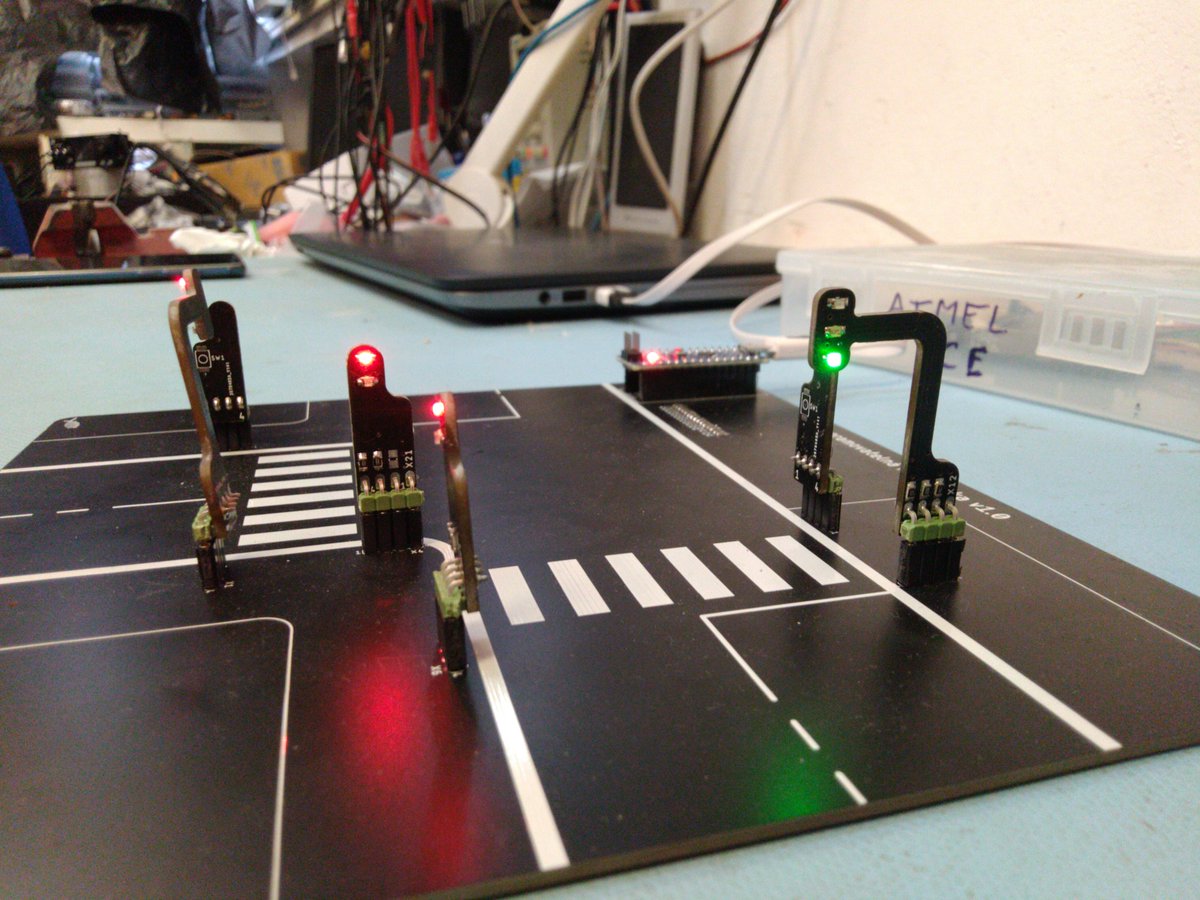 ok1raj's tweet photo. 🚦Pro začátečníky v pájení anebo programování jsme připravili jednoduchou stavebnici elektronické křižovatky: jejím mozkem je modul Arduino Nano, který lze snadno naprogramovat a navrhnout ten nejlepší cyklus pro světelnou křižovatku! 🚘 https://t.co/abcJQoLQm1