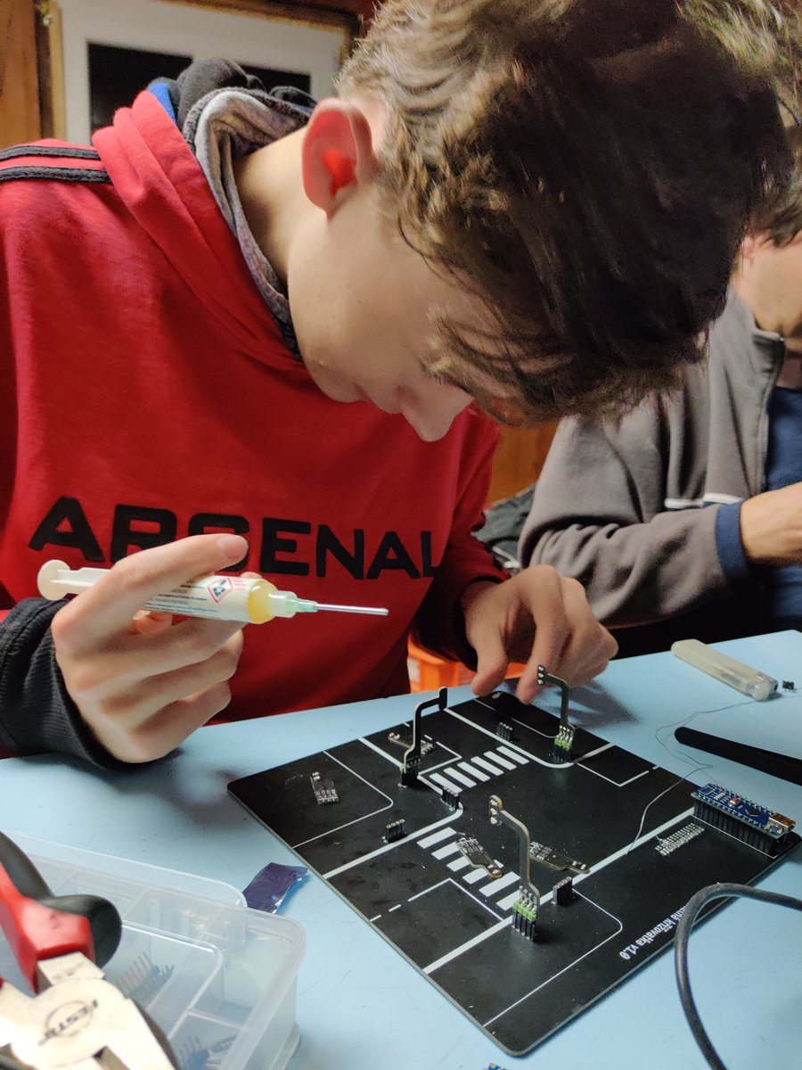 ok1raj's tweet photo. 🚦Pro začátečníky v pájení anebo programování jsme připravili jednoduchou stavebnici elektronické křižovatky: jejím mozkem je modul Arduino Nano, který lze snadno naprogramovat a navrhnout ten nejlepší cyklus pro světelnou křižovatku! 🚘 https://t.co/abcJQoLQm1
