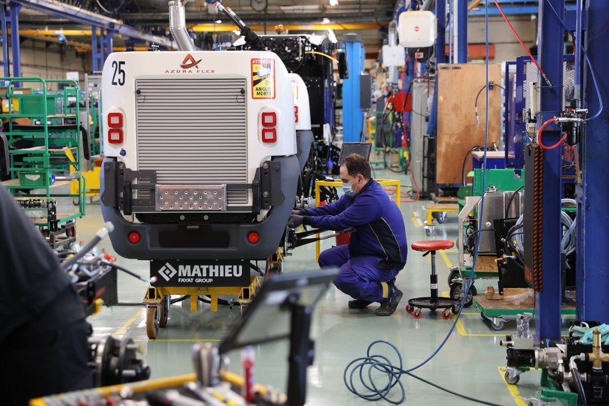 Prefet54's tweet photo. Mettre l'innovation au service du cadre de vie, c’est l’objectif du groupe Mathieu-Fayat, seul constructeur 🇫🇷 de balayeuses de voirie.

En visite aujourd’hui, le sous-préfet de Toul, Laurent Naves, a pu mesurer leurs compétences et projets de développement. https://t.co/Srkr5rnJZU