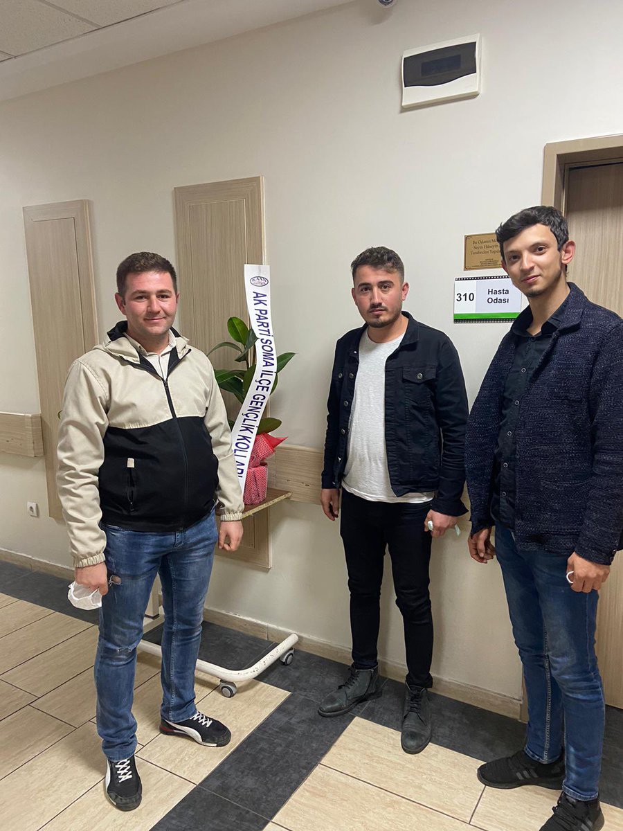 akgencliksoma45's tweet photo. Gençlik kolları Başkan Vekilimiz Hami IRMAK,Gençlik Kolları ekonomi mali işler Başkanımız Burak ALTINBAY’ın ikinci kez baba olma heyecanına Soma Ak Gençlik olarak ortak olduk . https://t.co/tJUkWg1EgB
