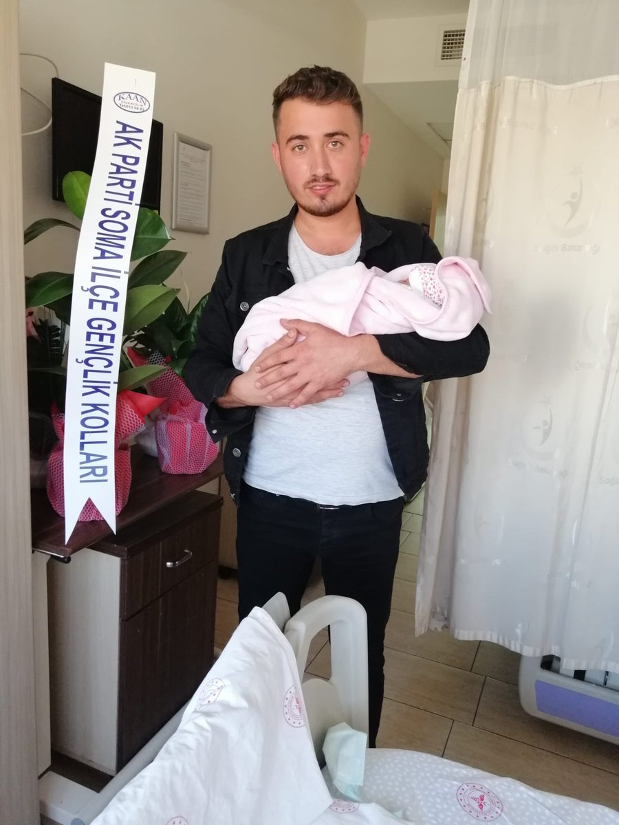 akgencliksoma45's tweet photo. Gençlik kolları Başkan Vekilimiz Hami IRMAK,Gençlik Kolları ekonomi mali işler Başkanımız Burak ALTINBAY’ın ikinci kez baba olma heyecanına Soma Ak Gençlik olarak ortak olduk . https://t.co/tJUkWg1EgB