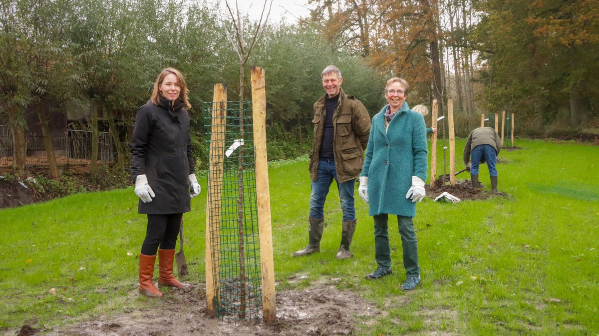 Partners van Platform Kleine Landschapselementen hebben voortzetting van de samenwerking symbolisch bekrachtigd door aanplanting van een hoogstamboomgaard. Wij stellen 600.000 euro beschikbaar voor meer landschapselementen. bit.ly/3BIzBN8 #natuur