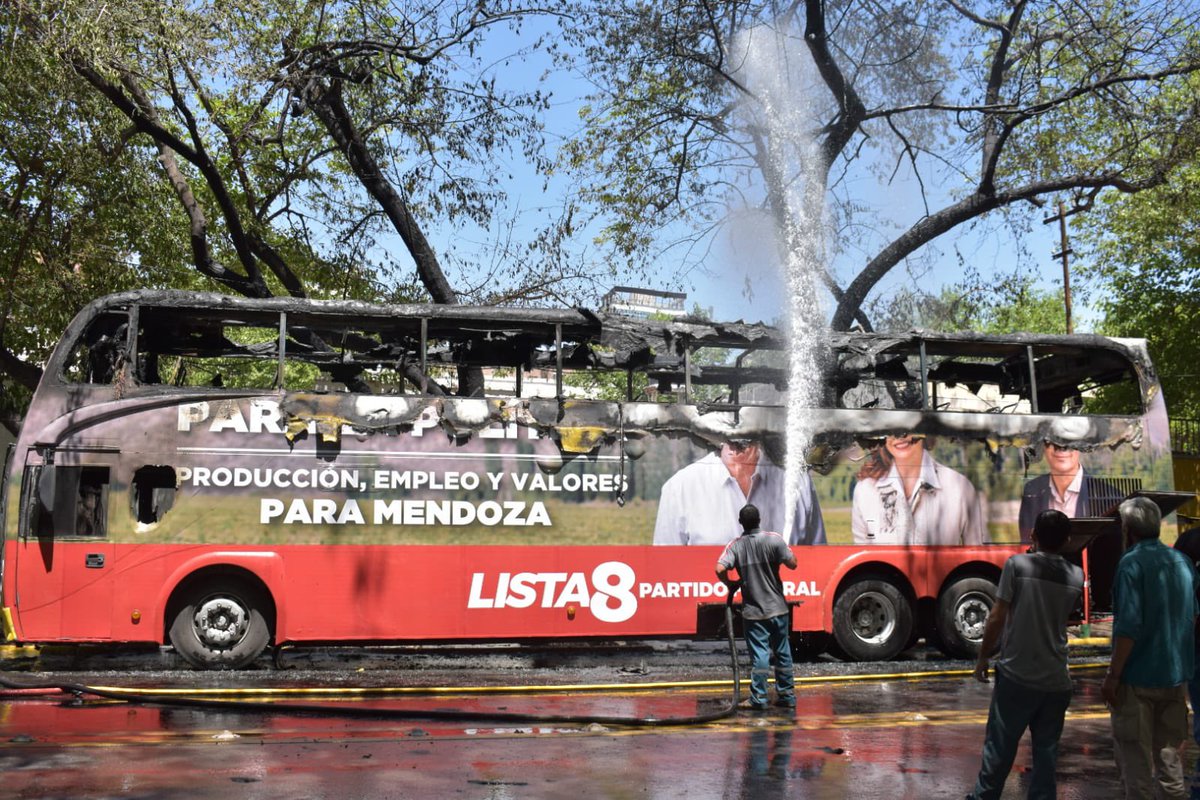 c_iannizzotto's tweet photo. Estamos consternados. Es imposible atender tantos llamados y mensajes. Gracias por sus muestras de afecto y preocupación. Aún no sabemos qué fue lo que sucedió. Evidentemente esto es una desgracia pero lo importante aquí es que no hay heridos https://t.co/H231q7jaWY