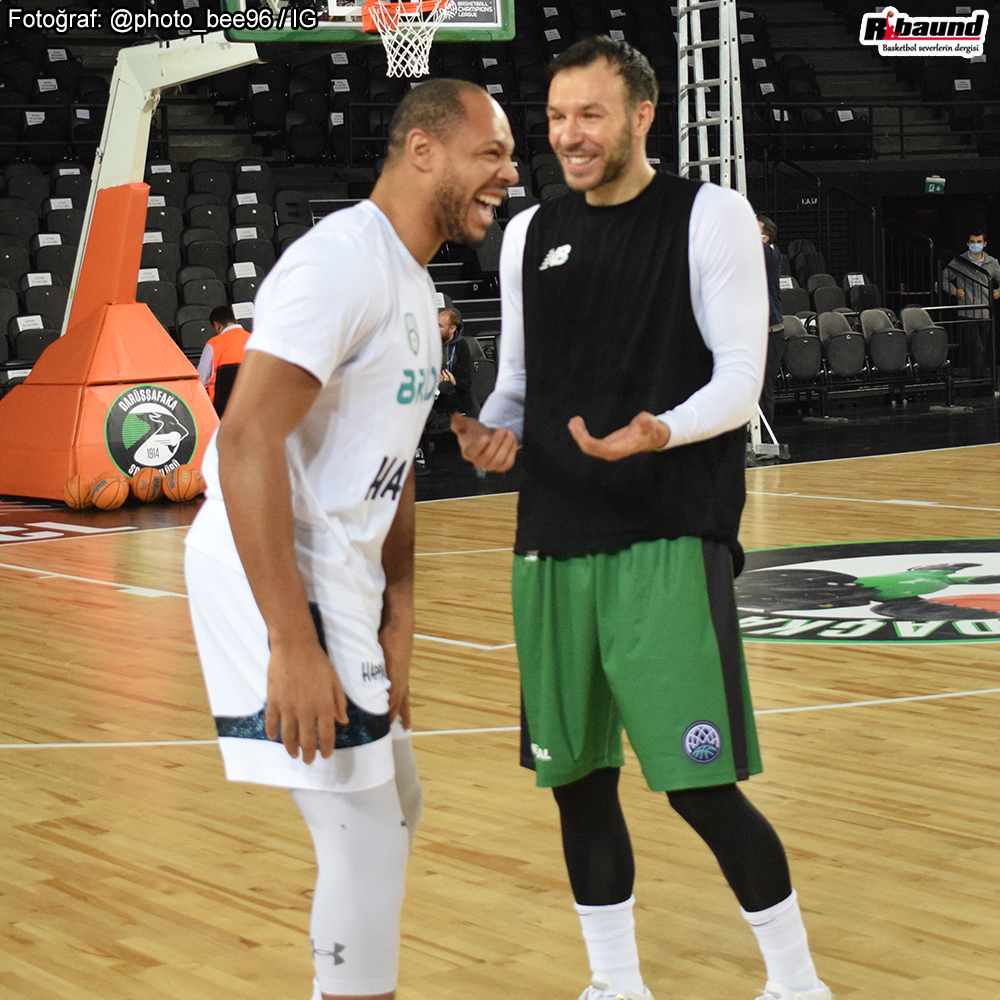 RibaundDergi's tweet photo. Eski takım arkadaşları şimdi @BasketballCL'de karşı karşıya. 

Jeremy Chappell (@HappycasaNBB) ve Can Maxim Mutaf (@dackabasket) 2016-2017 sezonunda Banvit'te birlikte oynamışlardı. 

📷 @BertanErmanNews https://t.co/7XIIL5evbB