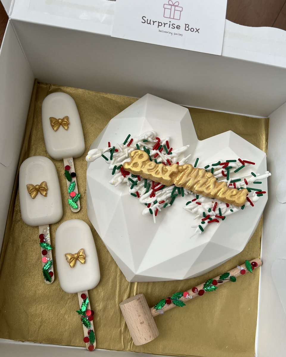 surpriseboxca's tweet photo. Christmas Smash Cake!

#surpriseboxca
#surpriseboxyyc
#deliveringsmiles 
#surprise
#giftboxes
#bestideaever 
#yycnow 
#yyc 
#calgary 
#chocolatelover
#smashcakesyyc 
#smashcake https://t.co/FMBd4Su7X1