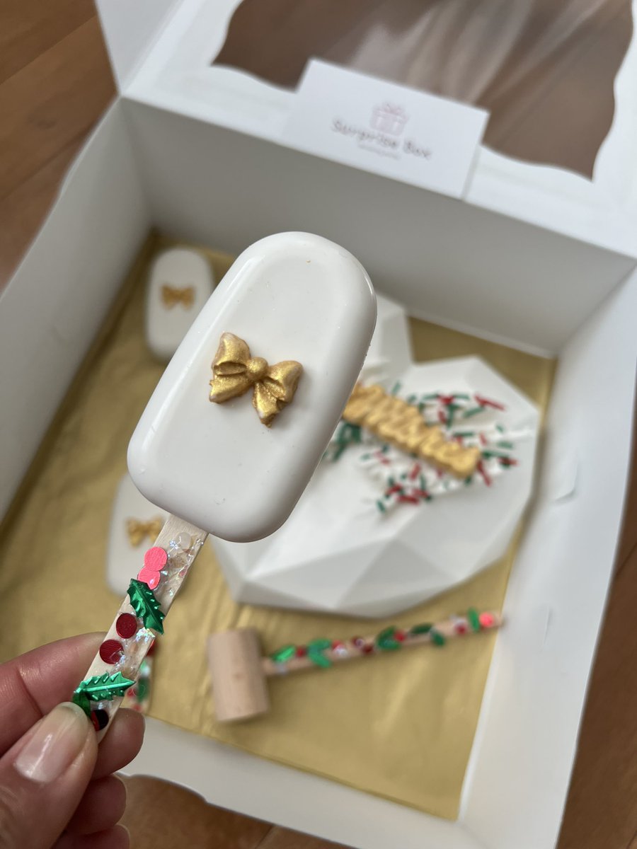 surpriseboxca's tweet photo. Christmas Smash Cake!

#surpriseboxca
#surpriseboxyyc
#deliveringsmiles 
#surprise
#giftboxes
#bestideaever 
#yycnow 
#yyc 
#calgary 
#chocolatelover
#smashcakesyyc 
#smashcake https://t.co/FMBd4Su7X1
