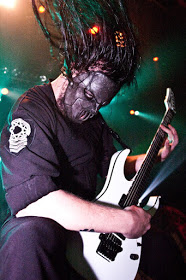 lacuevacultural's tweet photo. #Efemérides #LaCueva 3 de noviembre de 1973, nace Mick Thomson en Des Moines, Iowa, Estados Unidos. También conocido como # 7. Es un músico estadounidense, más conocido por ser el guitarrista rítmico de la banda de metal alternativo, Slipknot.
#MickThompson #slipknot #music https://t.co/eaOUauqGB9