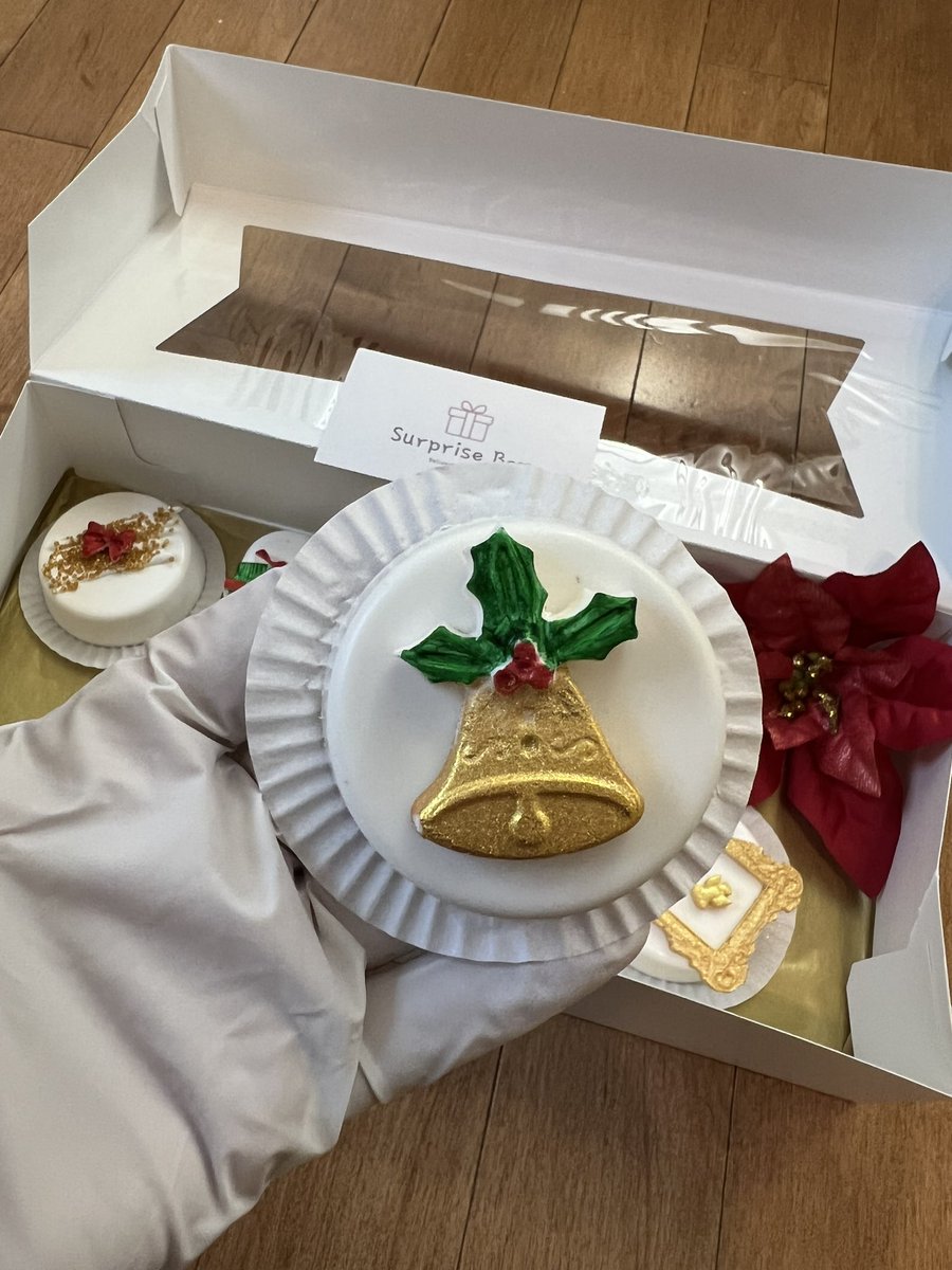 surpriseboxca's tweet photo. Sweet Medium Christmas Box!

#surpriseboxca
#surpriseboxyyc
#deliveringsmiles 
#surprise
#giftboxes
#bestideaever 
#yycnow 
#yyc 
#calgary 
#chocolatelover
#cakesicles https://t.co/Q7NKFqdJMC