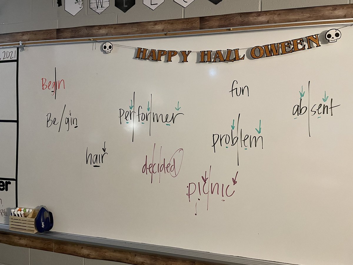 Loved seeing <a href="/Mrs_OBryant/">Mrs. O’Bryant</a> teaching syllabication in her 5th grade classroom to help her students encode and decode words! <a href="/Humble_ElemELA/">Humble ISD Elementary ELA</a> #ReadWriteThink #EveryChildReads