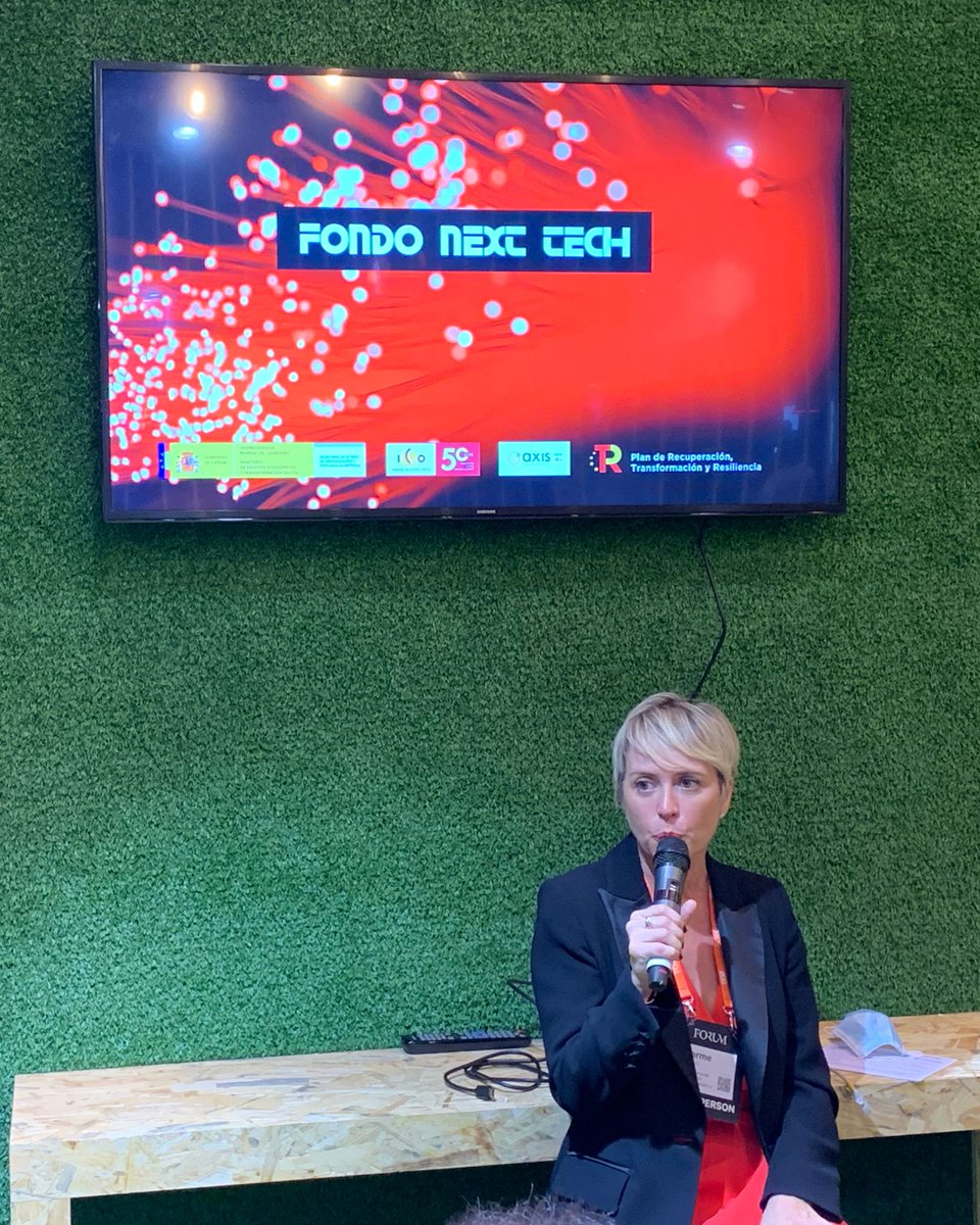 cibervoluntario's tweet photo. ℹ️ Encuentro informal con @carmeartigas Secretaria de Estado de Digitalización e Inteligencia Artificial @SEDIAgob en @WebSummit
🗣️ “El 40% de la población en España no tiene competencias digitales básicas”
#WebSummit21 #SpainWS21 #Digitalización #Innovación #Tecnología https://t.co/PHvsj1r3h8