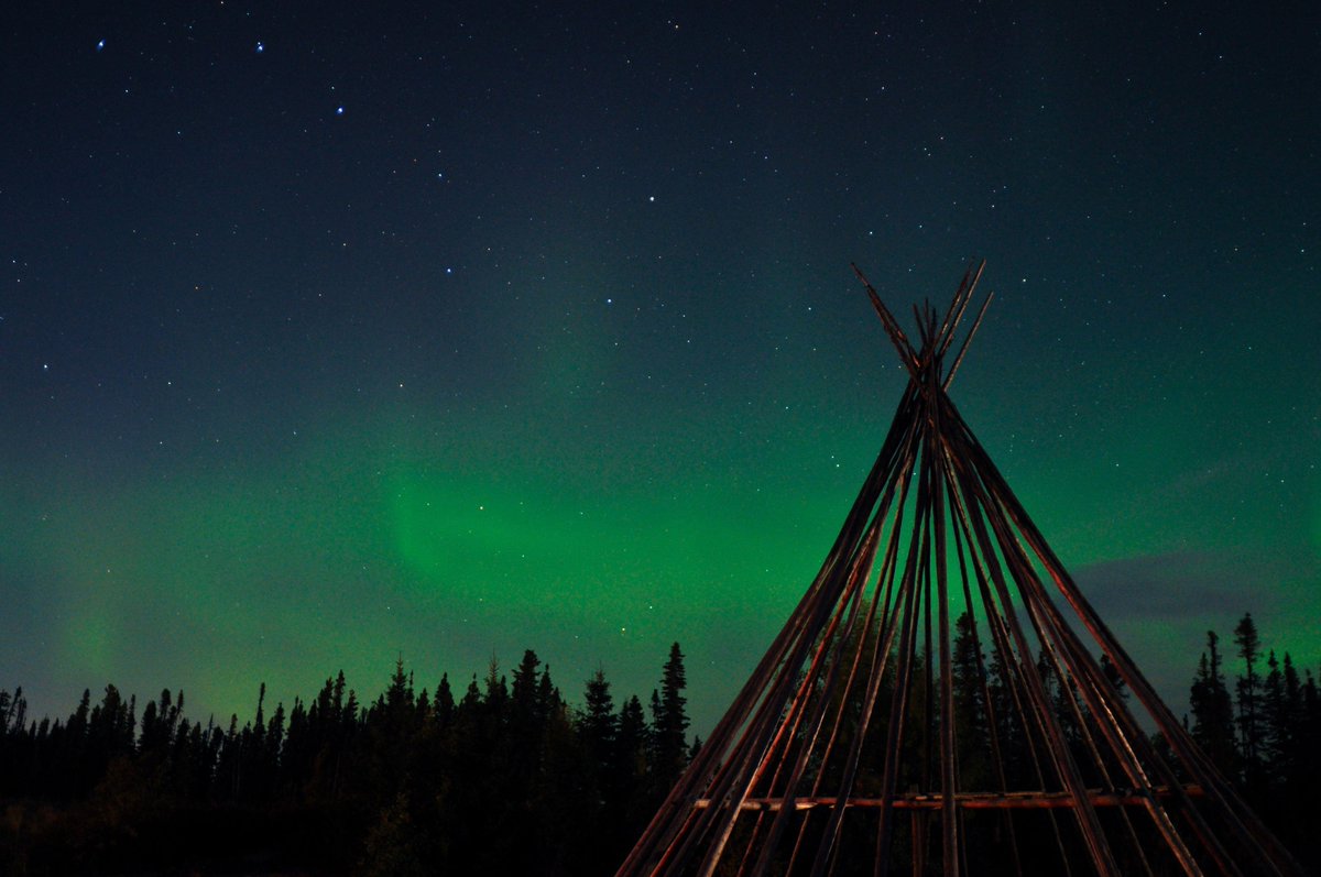 Canada's tweet photo. Looking to catch a glimpse of nature’s greatest lightshow? Well, you’re in luck! The months of November to March are the best time to see the #NorthernLights dance across our skies from coast to coast to coast. 😍 https://t.co/WvtBsxGKyG