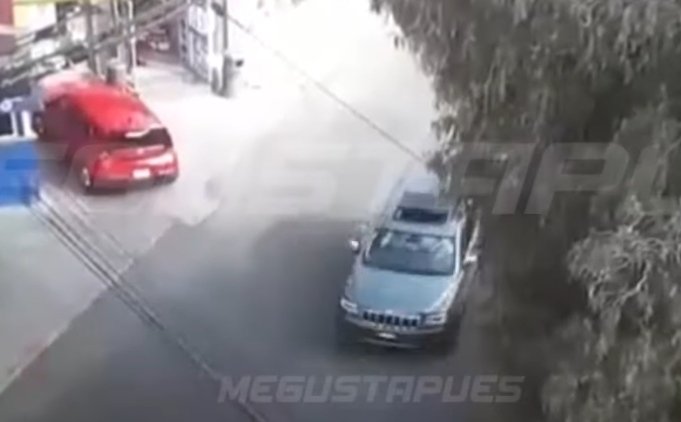 Hector_M26's tweet photo. @FabianPasos Checa aquí que no estaba manejando el Benito osea que algo muy raro es por qué el traía sudadera Neon y el que estaba manejando tiene playera blanca junto con el copiloto puedes acercar la foto ... Quien sabe que enjuagues se traen 😑 https://t.co/RKdHR7Rh9n