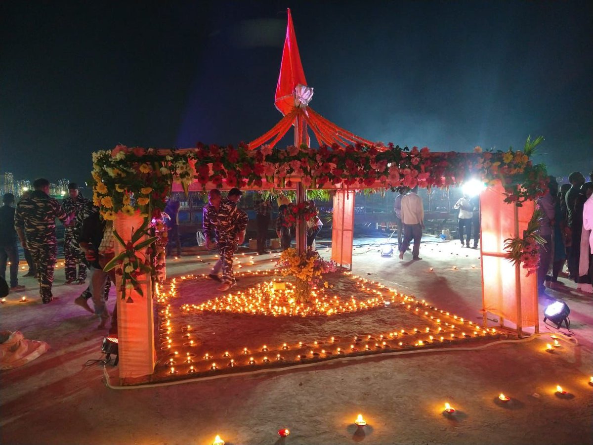 ShriRamTeerth's tweet photo. अवधपुरी प्रभु आवत जानी।
भई सकल सोभा कै खानी॥

अयोध्या स्थित श्री रामजन्मभूमि परिसर में दीपोत्सव के अवसर पर की गई दीपमालिका के कुछ मनोहर दृश्य

Pictures from Deepotsav celebrated at Shri Ram Janmabhoomi Complex in Ayodhya. https://t.co/COymHI8JhM