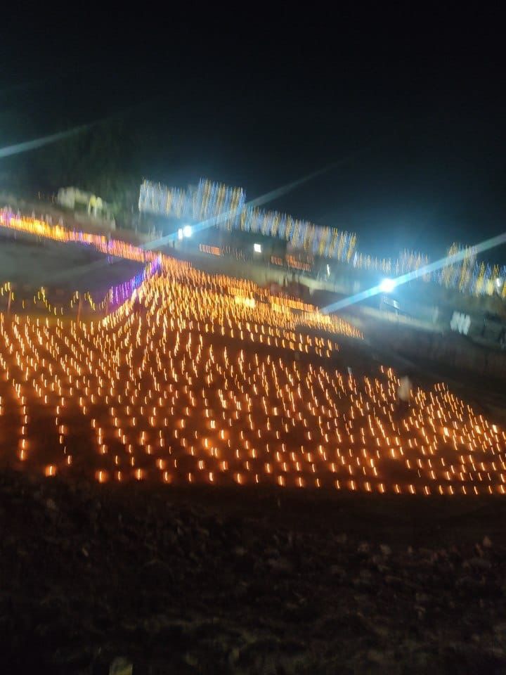 अवधपुरी प्रभु आवत जानी।
भई सकल सोभा कै खानी॥

अयोध्या स्थित श्री रामजन्मभूमि परिसर में दीपोत्सव के अवसर पर की गई दीपमालिका के कुछ मनोहर दृश्य

Pictures from Deepotsav celebrated at Shri Ram Janmabhoomi Complex in Ayodhya.