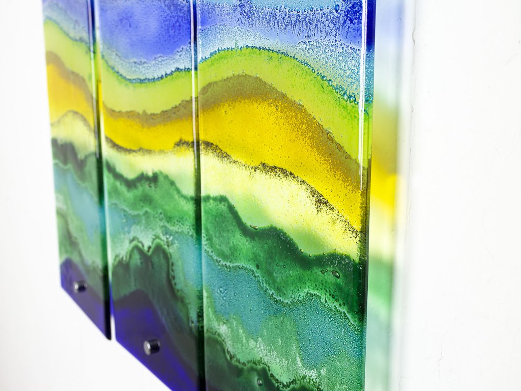 jodownsglass's tweet photo. #wednesdaymood "Look at the world through rainbow coloured glasses."

This striking rainbow triptych will be a beautiful bright addition to any home! Available via the Jo Downs website... 

#rainbow #jodowns #handmadecornwall #fusedglass #interiordecor #interiordesign https://t.co/9gGSZzYkf3