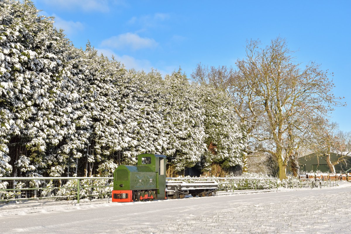 StatfoldMuseum's tweet photo. With the weather starting to get a bit colder we thought we would have a look back to the last time it snowed here at Statfold…
Orenstein and Koppel 20777 of 1936 originally built for the German Navy is seen resting in the snow.
📷Joey Evans
#Statfold https://t.co/CjtaDwZzTe