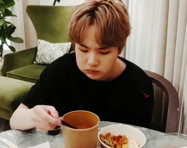 shru_koo's tweet photo. Yoongi eating in tiny - a devastating thread https://t.co/ckr6BzrV4k