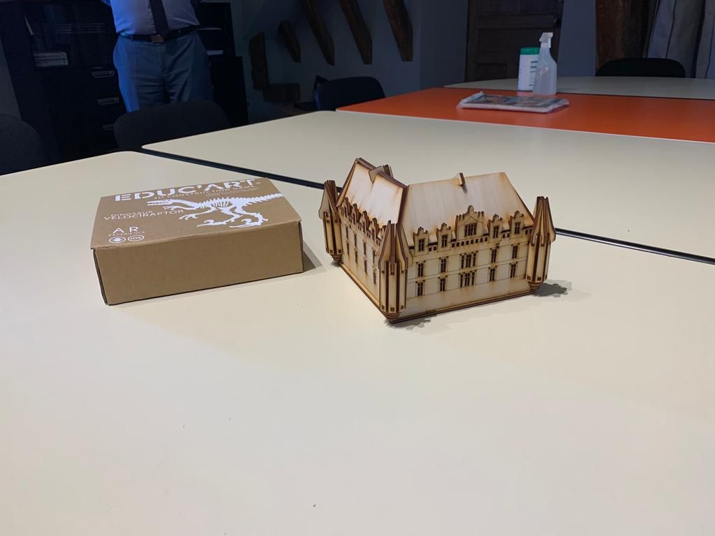 IncubPatrimoine's tweet photo. 🏰 La startup #Educart a débuté son expérimentation au château d’#AzayLeRideau ! Voici en avant-première le premier prototype de leur puzzle en 3D du château. 🧩
#QuatrièmePromotion https://t.co/6gDMZe7QP0