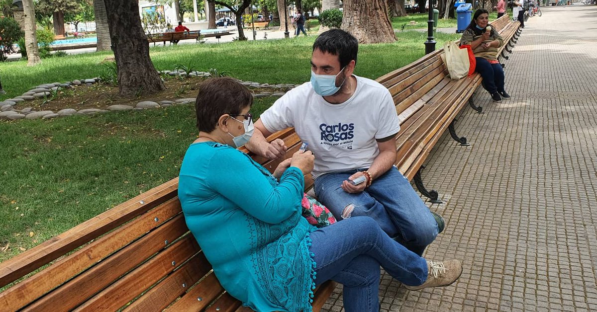 Crosasmaule's tweet photo. Gran cariño de las vecinas y vecinos de #Molina 
Nos recibieron con mucha alegría 
Vota 152
#CarlosRosas #ATodasPorElMaule https://t.co/ZfJLCkyUnN