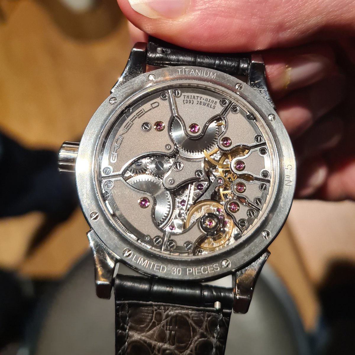thewatchcc's tweet photo. Watch meetups are THE best places to see awesome watches. First time I saw a Gronefeld in person, and what a watch! This is the One Hertz, with independent dead beat seconds from 2010.
#time4apint #gronefeld #hautehorologie #horology #meetup #watchfam #thewcc https://t.co/1viWYXQuC8