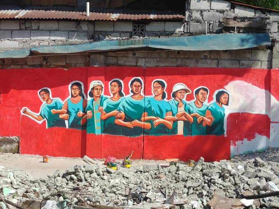 Eto yung mural na ginawa ng kabataan ng Taguig kasama ang Ugatlahi. Nagkakapit-bisig na mga resident. Nagkakaisa. Lumalaban. 

Talagang napaka-allergic ng oppressors sa pagkakaisa at paglaban noh? Ugh