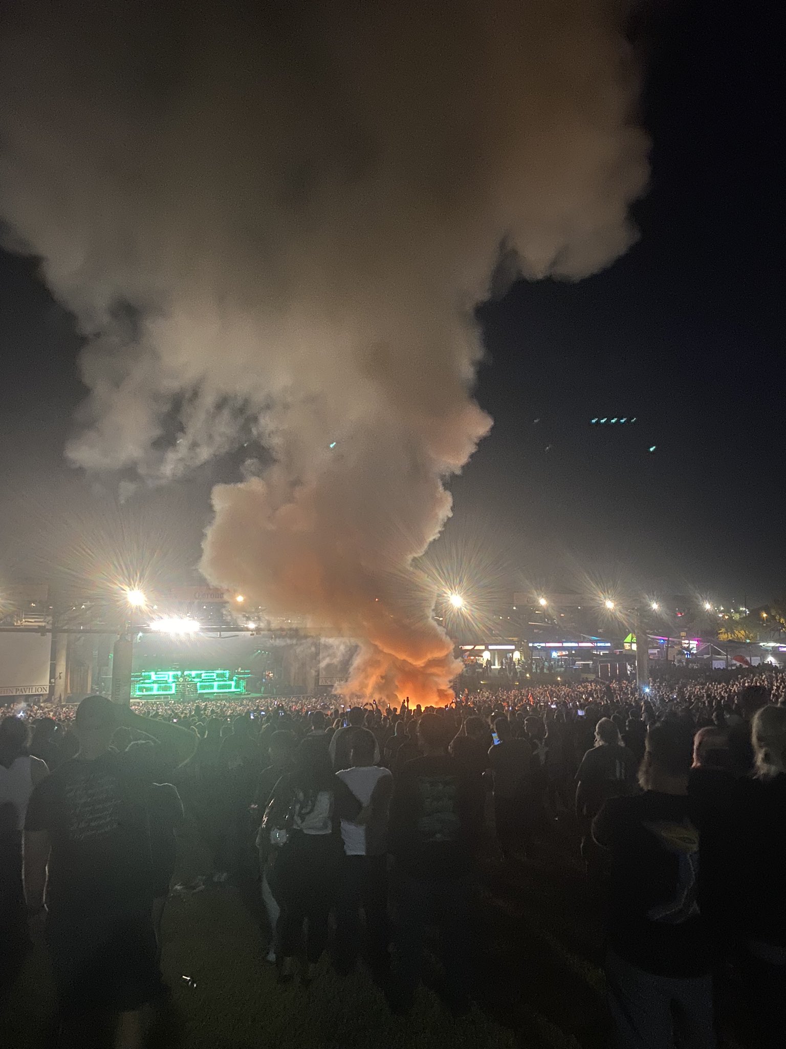 FDSFurwVIAULi1h?format=jpg&name=large