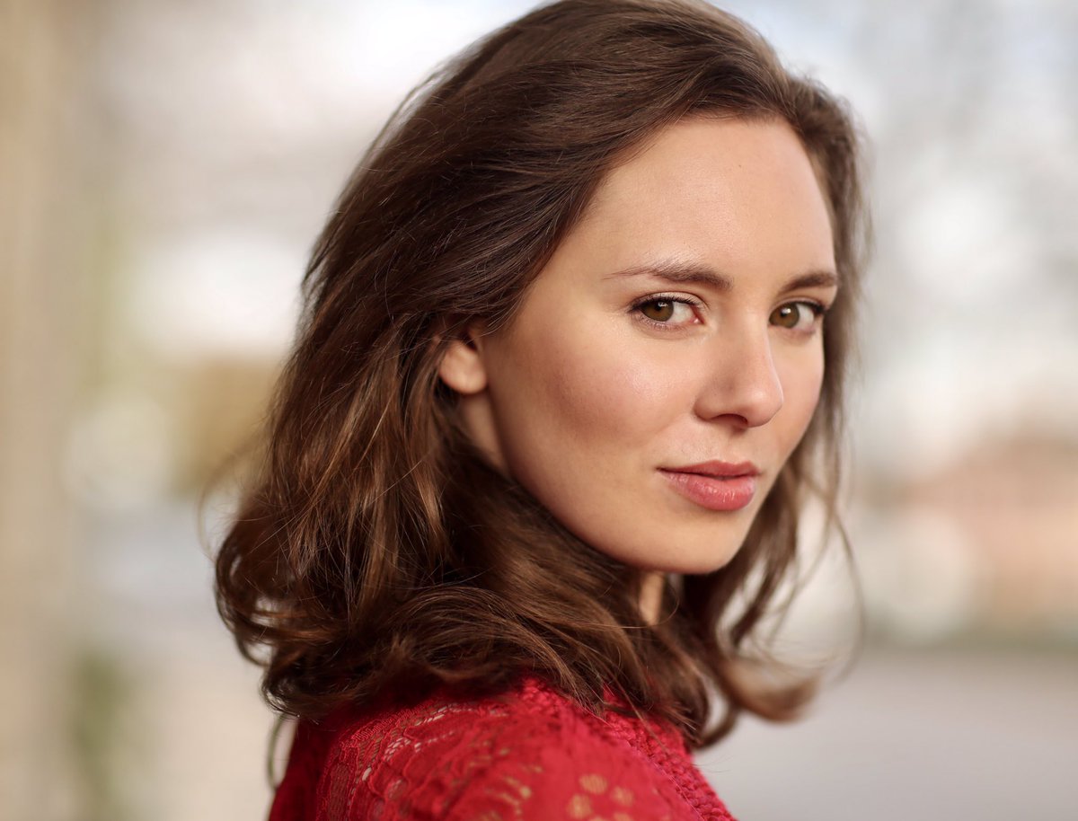 CharlotteRCamp's tweet photo. Been pretty quiet on social media over the last few months, now I’m very excited to get to share these shiny new headshots!!!  📸 
Courtesy of the amazingly, talented Jennie Scott - she is a total genius!! #headshot #newheadshot #actorslife https://t.co/rhrZDGE7Xp