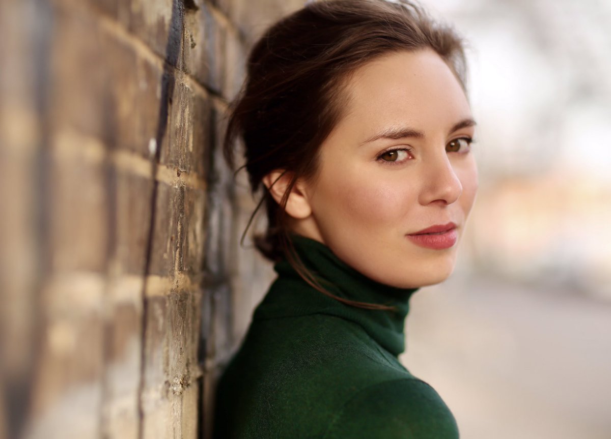 CharlotteRCamp's tweet photo. Been pretty quiet on social media over the last few months, now I’m very excited to get to share these shiny new headshots!!!  📸 
Courtesy of the amazingly, talented Jennie Scott - she is a total genius!! #headshot #newheadshot #actorslife https://t.co/rhrZDGE7Xp