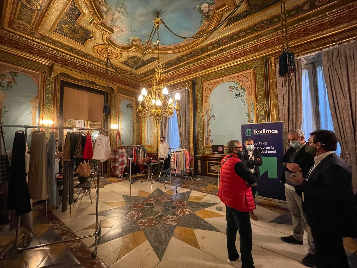 modaccat's tweet image. Avui i demà som a la Fira de productors de proximitat #Km0Moda al Palacio de Santoña de Madrid, una gran oportunitat per posar en contacte els productors tèxtils i les empreses de la moda.
Amb @modaespana_ @FedeconModa i l'Agrupación Española del Género de Punto
#Moda #Proximitat