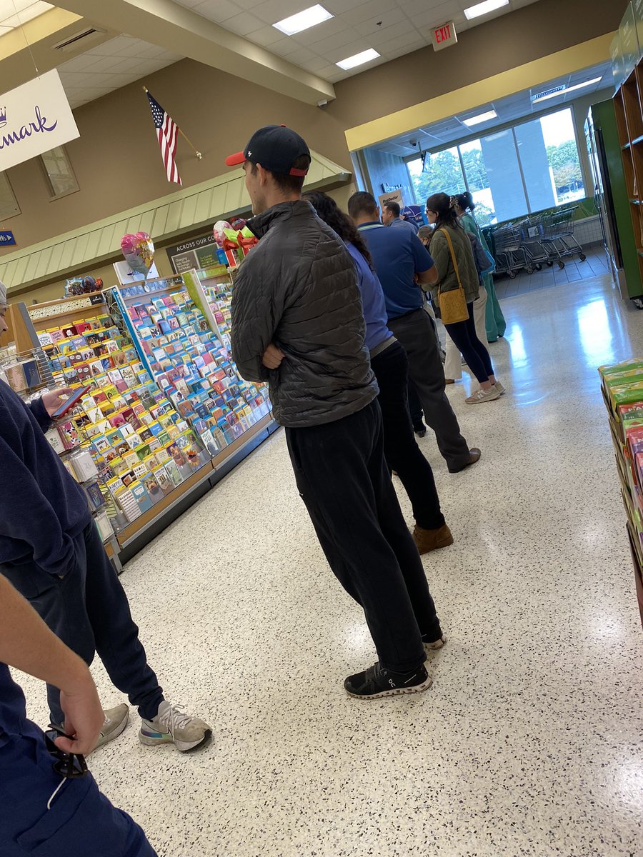 jennaaa423's tweet photo. There’s a line at the @Publix on Roswell Rd for the @ajc ! https://t.co/G6iq3UdeQF