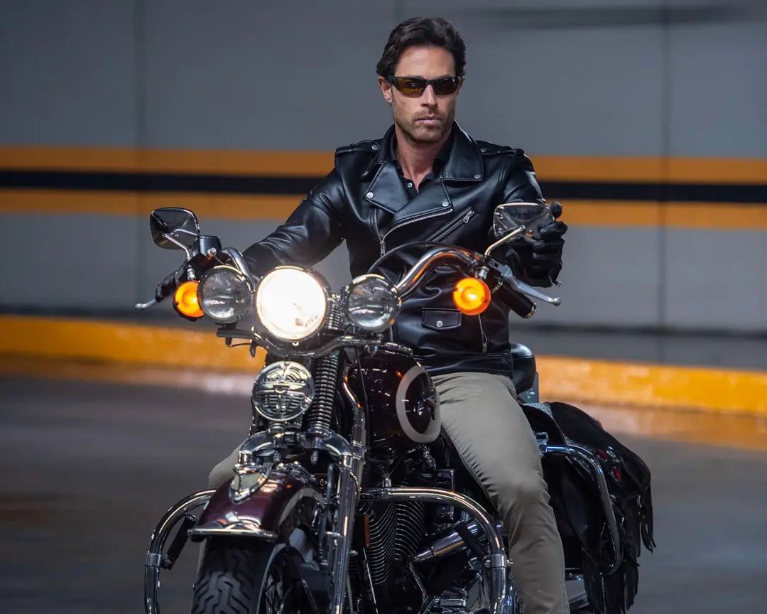 Boyerulli_Fans's tweet photo. "No deja de sorprenderme ver mis guiones hacerse realidad en el set! 🙌🏼 Gracias bardasano por confiar en mi trabajo! Y rsrarenas por ser una co equiper de lujo!" @sebastianrulli via estherfeldman #LosRicosTambiénLloran https://t.co/ixQzBEin6X