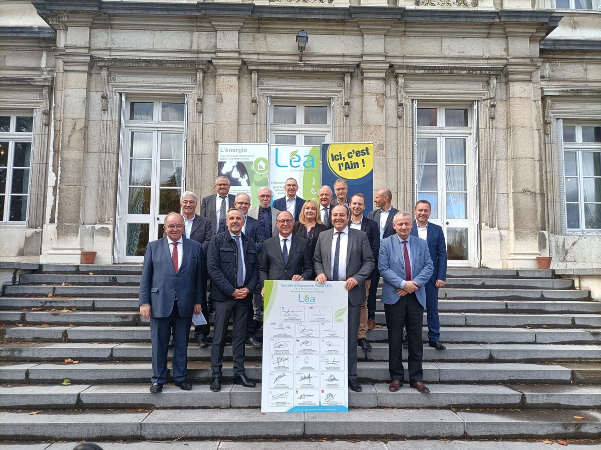 SEMLEA01's tweet photo. Bienvenue ! 👋🏻
Nous avons le plaisir d’annoncer aujourd’hui la naissance de la Société d’Économie Mixte (SEM) LÉA (Les Énergies de l’Ain), et donc de cette nouvelle page 👍🏻 La signature a eu lieu à l'Hôtel du Département de l'Ain. https://t.co/IXAVZIhBai