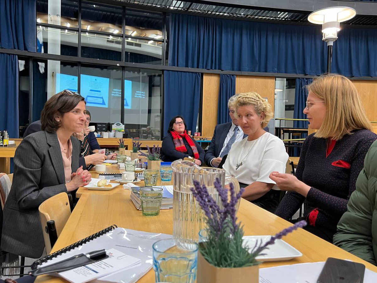 🇫🇮 🇫🇷 🇪🇺 Premiers échanges autour des systèmes éducatifs finlandais et français au Lycée Franco-Finlandais à #Helsinki. 

Lutte contre le harcèlement, soutien et inclusion des élèves à besoins particuliers, valorisation de la voie professionnelle au cœur des échanges. #PFUE2022