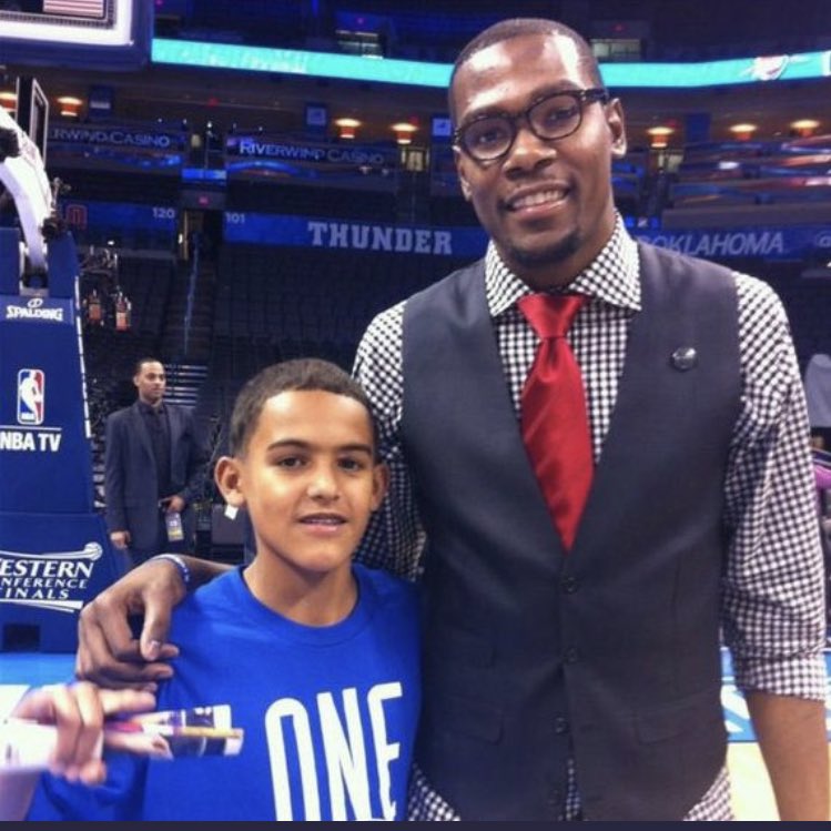 Kevin Durant e um fã jogam basquete um contra o outro hoje