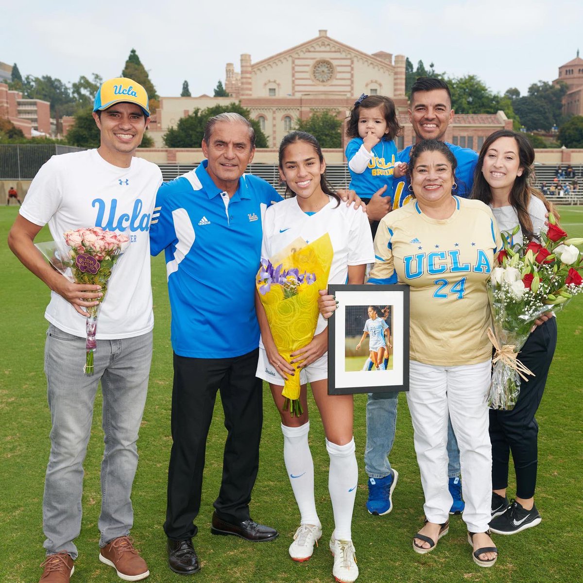 How it started at Senior Day #1 for the Reyes family ➡️ How it’s going at Senior Day #2 10 years later. 🥺

<a href="/_oscareyes_/">Oscar Reyes</a> x <a href="/reyeszmari/">Maricarmen Reyes</a>