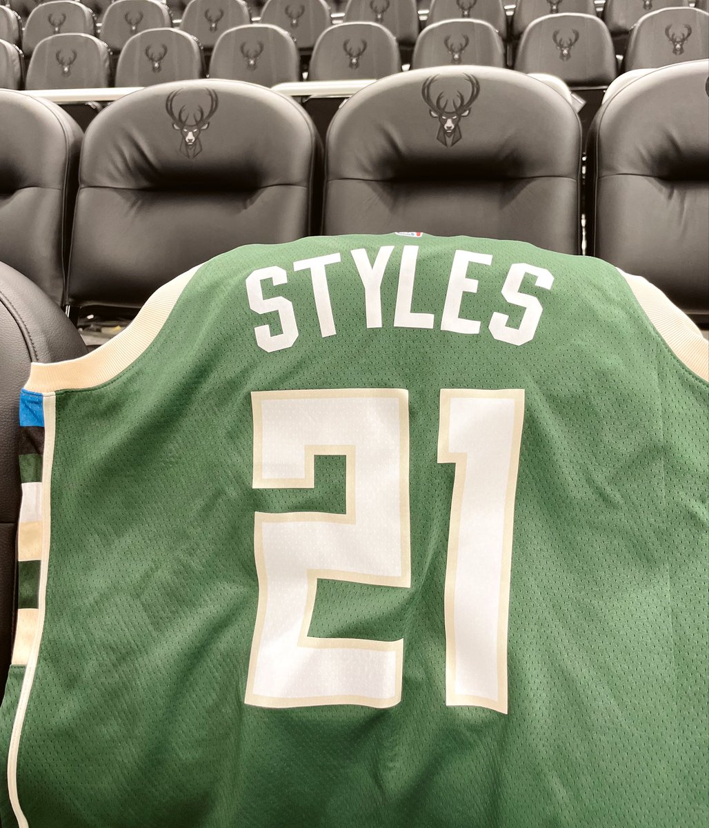 FiservForum's tweet photo. Today’s starting lineup:
@Harry_Styles 😎🎶 https://t.co/x3lKt6ZjzY