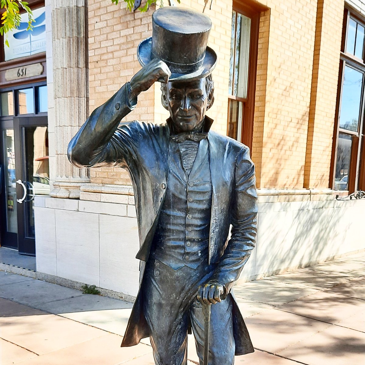 PrezPonderings's tweet photo. A statue of 5th US President James Monroe as part of the City of Presidents, a series of life-size bronze statues of past U.S. Presidents along the streets of Rapid City, South Dakota.  #CityOfPresidents #POTUS #POTUS5 #JamesMonroe https://t.co/Ke9eYSFkBI