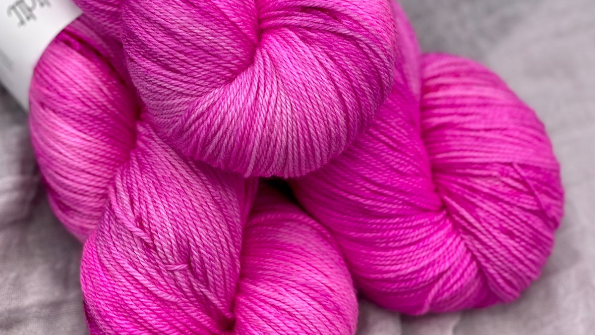 _lolodidit's tweet photo. New Colorway!! Funny Girl!
This is our newest Sophisticated Tonal color!!! Funny Girl, named for one of my favorite musicals and movies!
#lolodidit #funnygirl #pinkyarn #yarn #knit #knitting #yarnaddict #handmade #handdyedyarn #handdyed #yarnlove #indiedyer #crochet https://t.co/gwmLg4IZzh