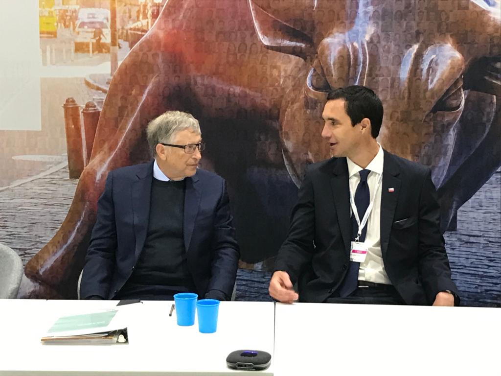 JCJobet's tweet photo. Esta mañana comenzamos la #COP26 con @BillGates, en una reunión para hablar sobre la importancia del #hidrógenoverde y la colaboración público privada. Destacamos los avances de 🇨🇱 en esta materia y nuestro rol como líder del grupo de trabajo en @MICleanEnergyRD. (Revisar hilo)👇🏼 https://t.co/Su56fHtkjj