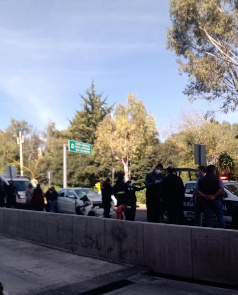 ⚠️ Nos reportan NUEVAMENTE un accidente sobre Av. del Conscripto, sentido a Periférico, frente al Centro Comercial Paseo Hipódromo. Toma precauciones, evita la zona y utiliza vías alternas. 🚨