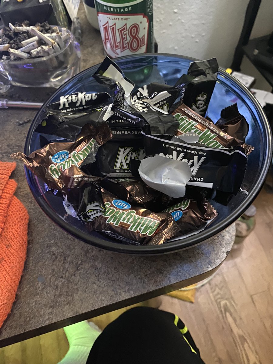 notreallysloppy's tweet photo. No trick or treaters came by, oh well https://t.co/I9Y93fb3bK