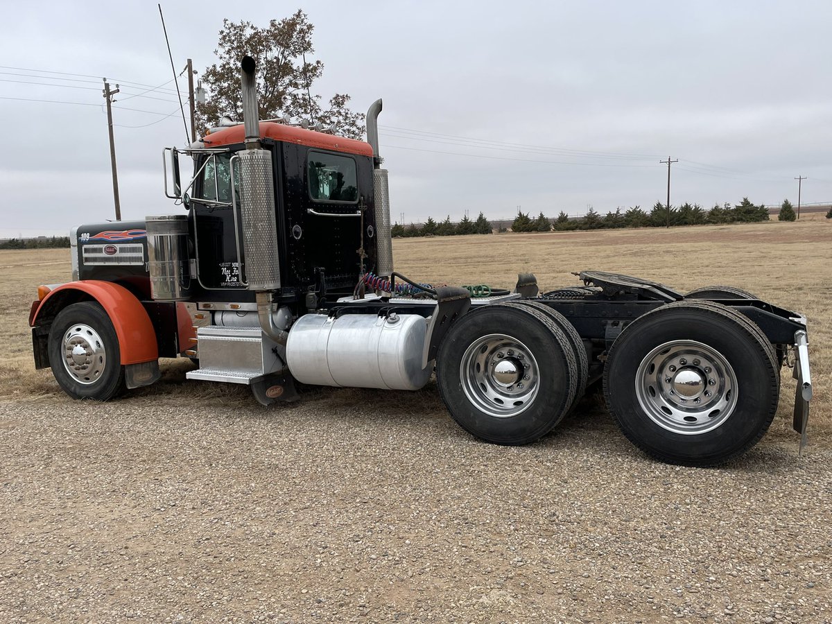 CBKimbrell's tweet photo. Here it is cleaned up. I’d sure like to sell it before the auctioneer shows up so I don’t have to pay commission. 

1994 Pete EXHD 
3406b mechanical Cat 
15 speed transmission. 
No E log or computers on this one. 
$36,500 https://t.co/5smnWccOe1