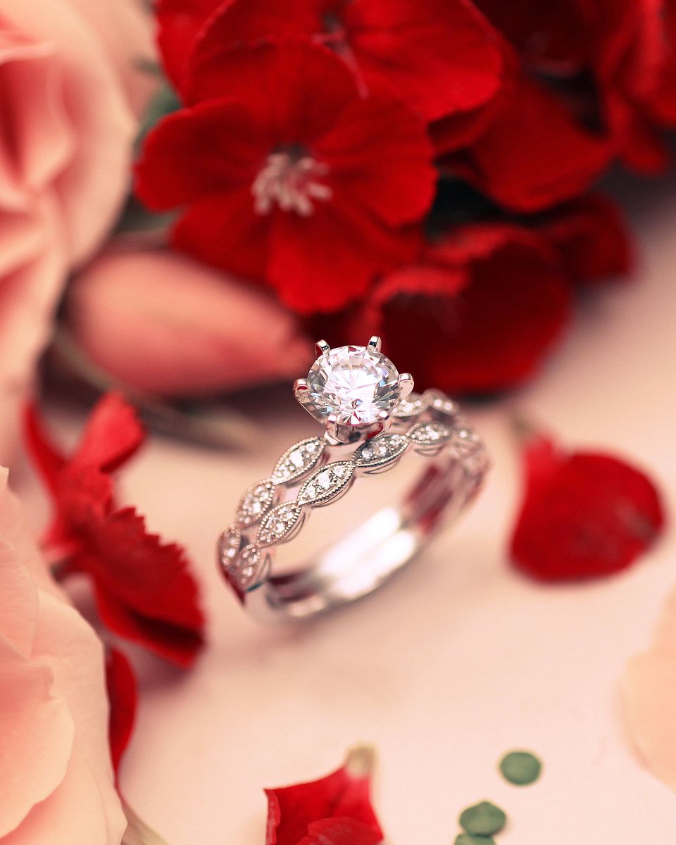 CoastDiamond's tweet image. There is something incredibly romantic about this bridal set. Reach out to one of our authorized dealers to get started on your perfect holiday proposal. 🌹💍 #showyourcoast

From the top: LC7034 &amp;amp; WC7034
-
-
-
-
-
-
#gracefulring #diamondsetting #lovestory #gettingmarried