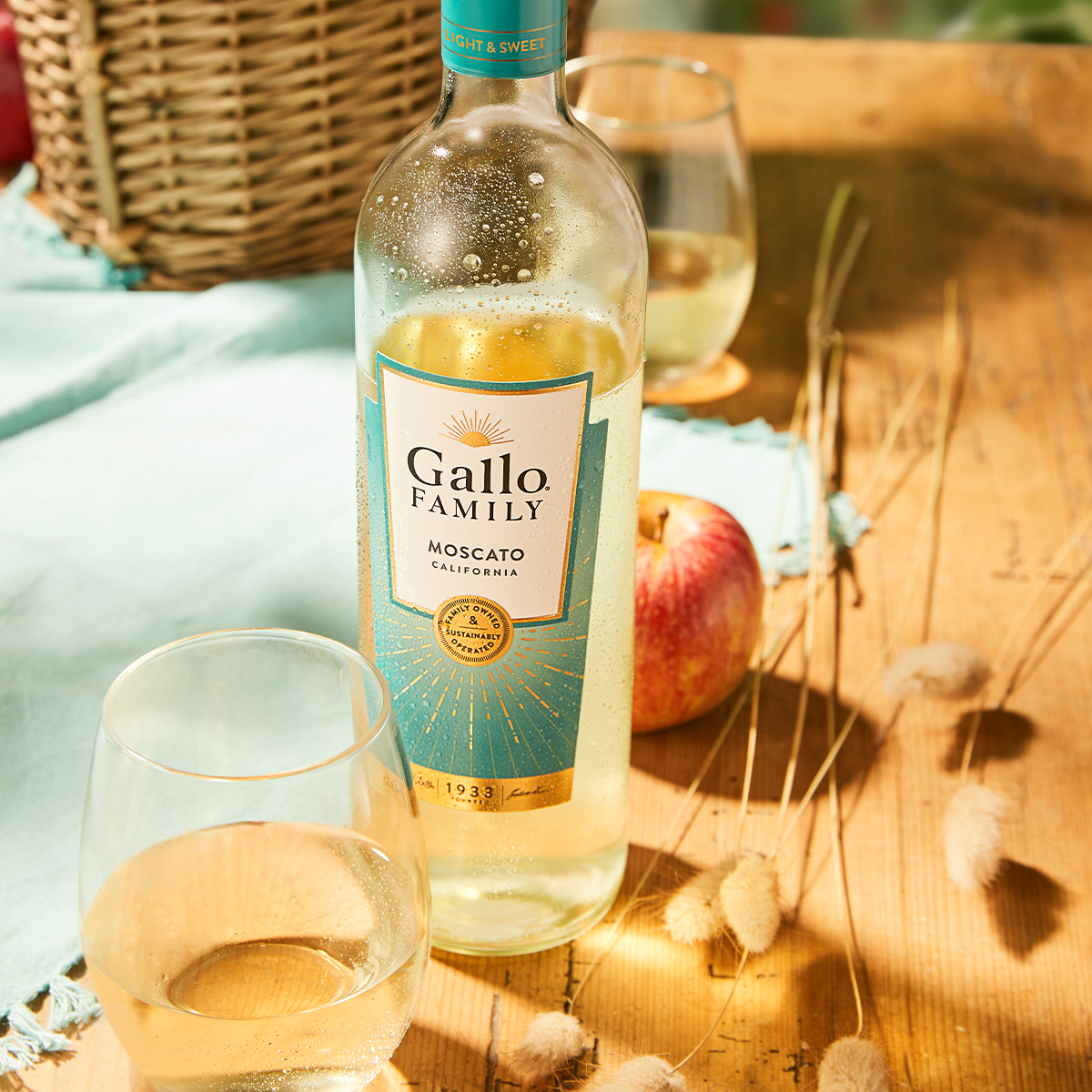 We’d like to pluck this juicy, sweet wine from the shelf just like we would a sweet apple from a tree!
#GalloFamilyVineyards 
#Moscato