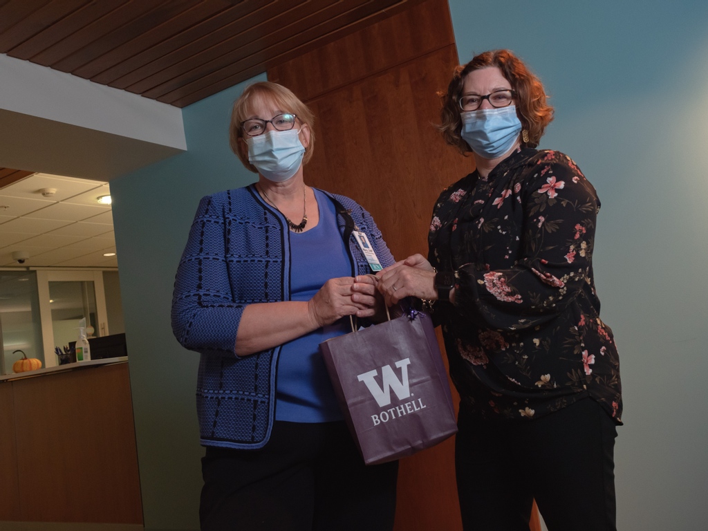 BothellAlumni's tweet image. Popcorn, gold tumblers, chocolate chip cookies and t-shirts. All free. Yet, students at the UW Bothell were more excited about giving back to frontline workers, rather than what they could receive.

l8r.it/hABv

#uwb #uw #bothell #bebothellproud #huskies #seattle #pnw