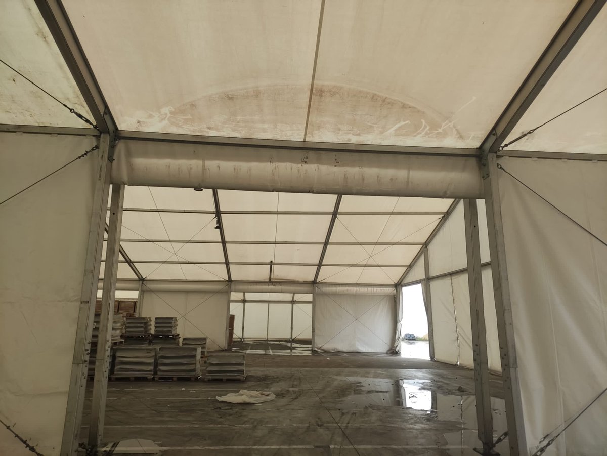 Empresas que confían nuestras carpas para sus almacenamientos temporales. En este caso 3 ud. de carpa de 20x30x4 empalmadas haciendo una carpa de 60m. x 30m. 1800m2. de espacio.
Fotos sacadas en nuestra visita trimestral de mantenimiento.