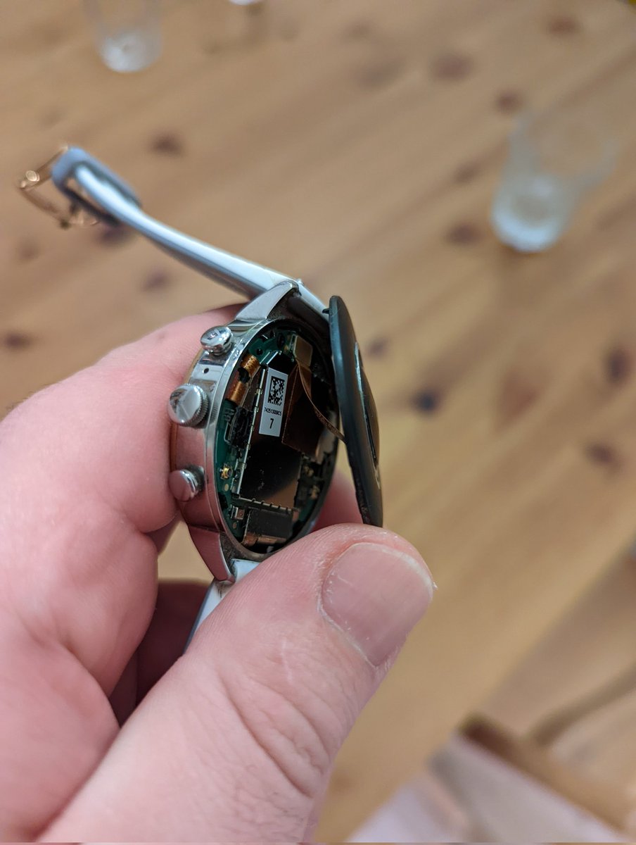 doanb666's tweet photo. Respekt @Fossil 
Entweder es lösen sich die Ringe, mit denen die SmartWatch geladen wird,
ODER ES LÖST SICH DIE KOMPLETTE RÜCKSEITE? 🤯 https://t.co/8w2tK6Qd4w